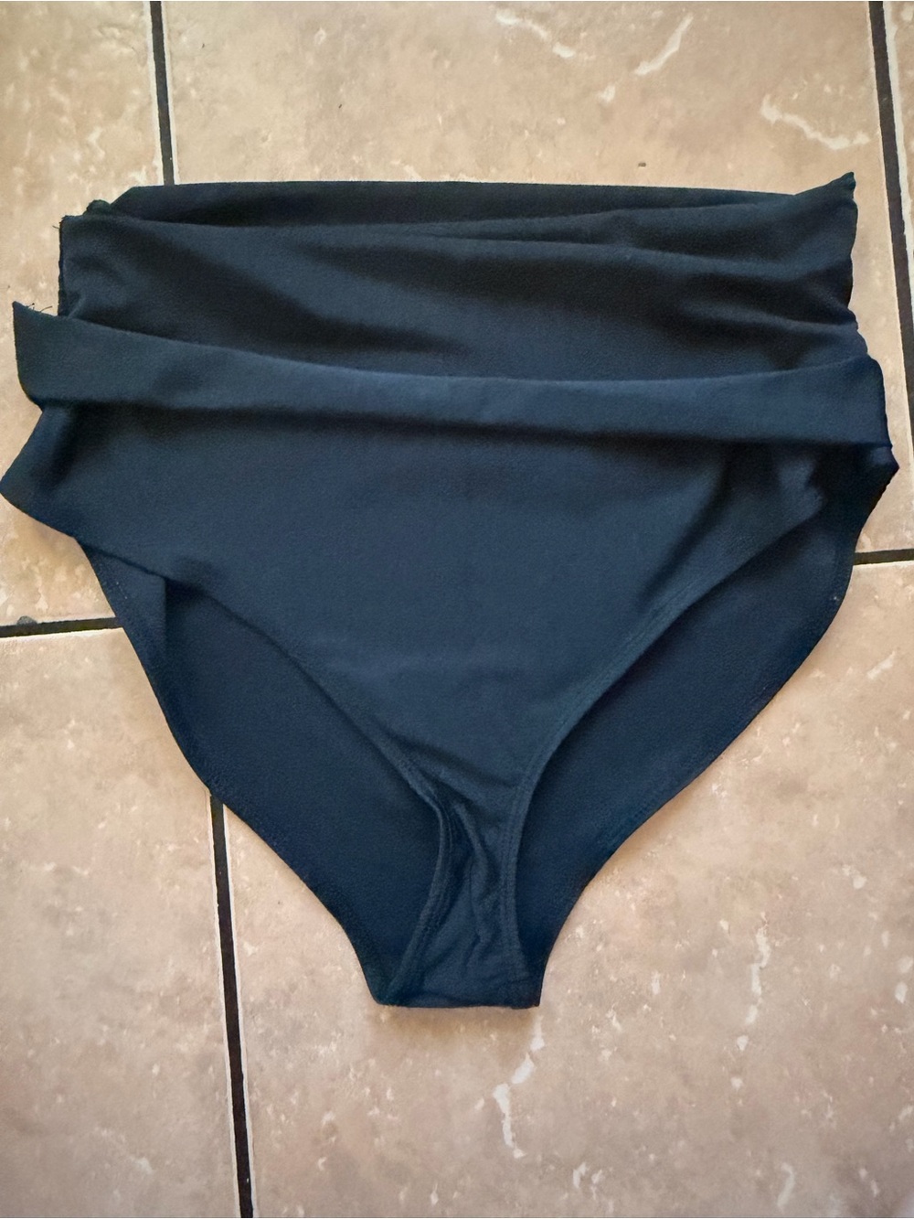 Reformation swim bundle - Picture 7 of 9